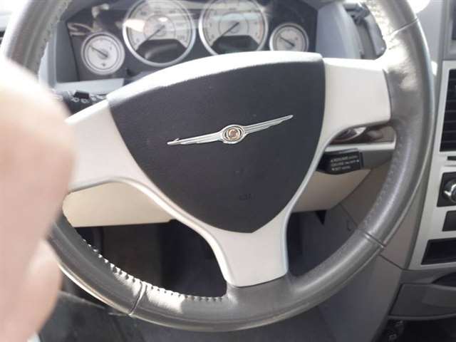 Chrysler Town and Country 2010 photo 9